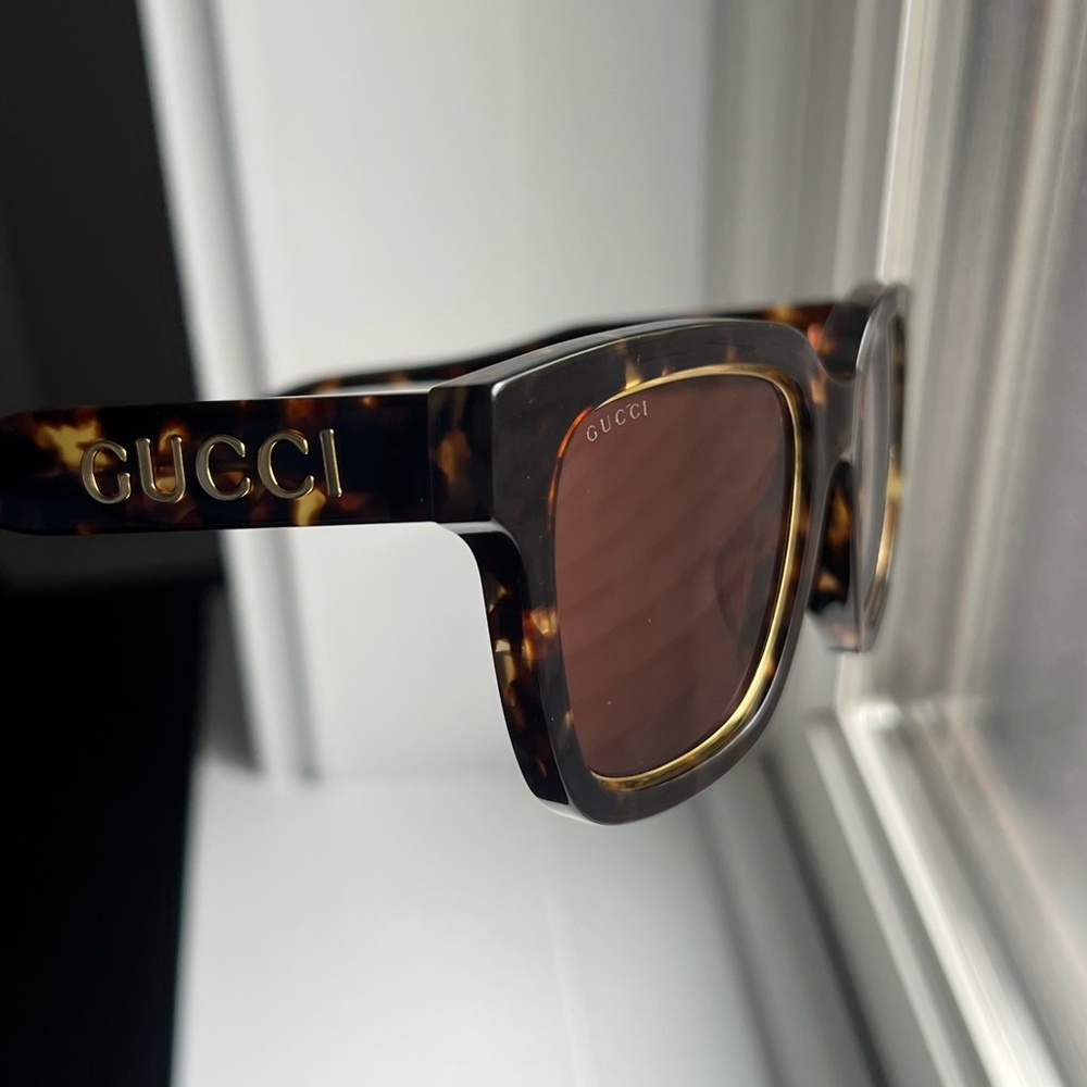 Gucci square sunglasses barely ever worn no scratches or issues